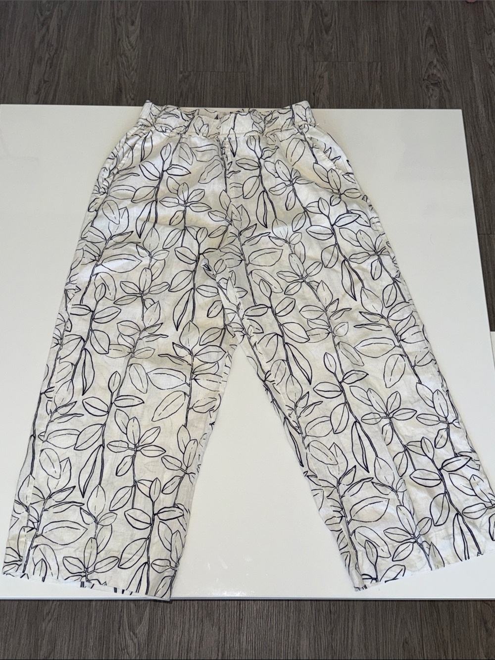 Cynthia Rowley White Linen Pants with Black Outline Print Size M